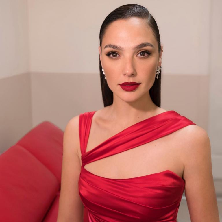 Gal Gadot Wears Galia Lahav For Israeli Tv Network Hot Galia Lahav Thanks to a recent revlon endorsement and her upfront salary for the forthcoming blockbuster, gadot makes the cut for the first time. gal gadot wears galia lahav for israeli